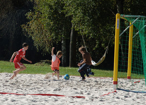 [Translate to Tschechisch:] Das Freibad im Bayerischen Wald macht verschiedenen Sport auf dem Beachsandfeld in Zwiesel möglich!