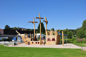 Piratenschiff im Freibad im Bayerischen Wald, zu finden im Zwieseler Erholungsbad
